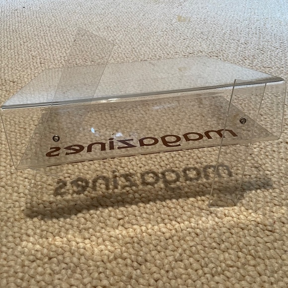 VINTAGE MAGAZINE RACK WITH WORD MAGAZINE AND MOVABLE FEET TO SUPPORT - Picture 4 of 5